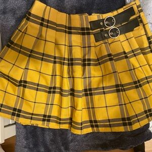 Yellow and Black Forever 21 short skirt, very flattering